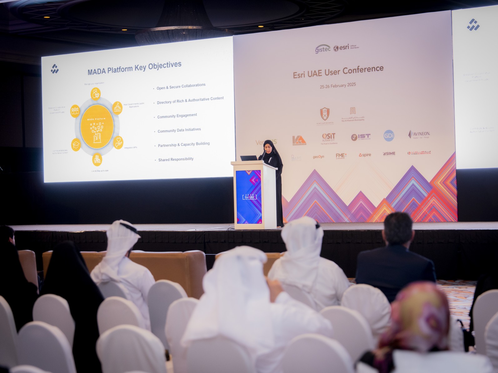 دائرة الشارقة الرقمية تستعرض إنجازاتها وتقنياتها الذكية في نظم المعلومات الجغرافية خلال مؤتمر مستخدمي إزري الإمارات 2025