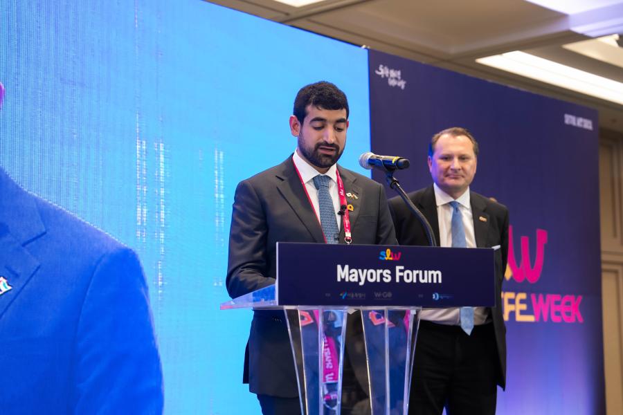 متحدثون على منصة منتدى العُمد ضمن أسبوع الحياة الذكية، سيؤول 2025