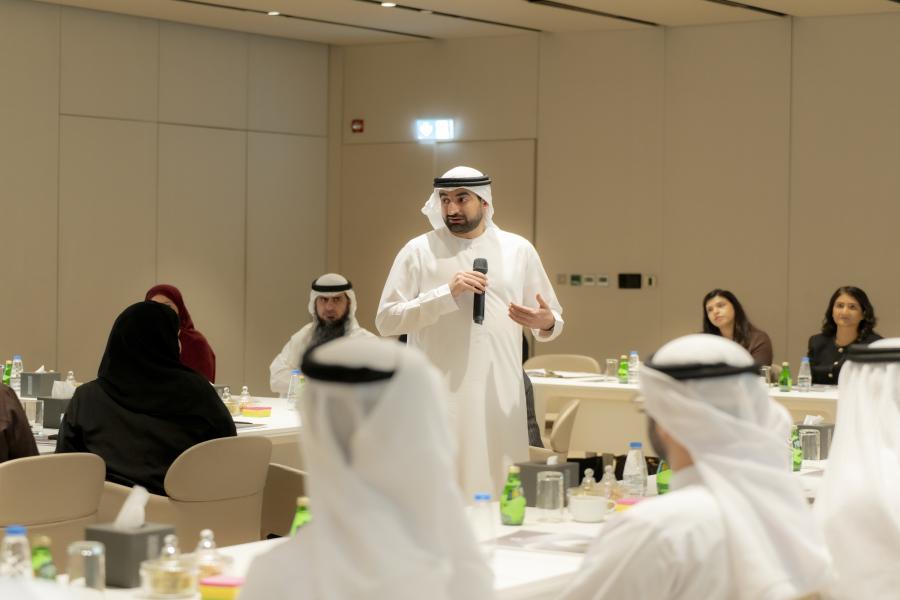 متحدث يخاطب المشاركين في ورشة أكاديمية PwC