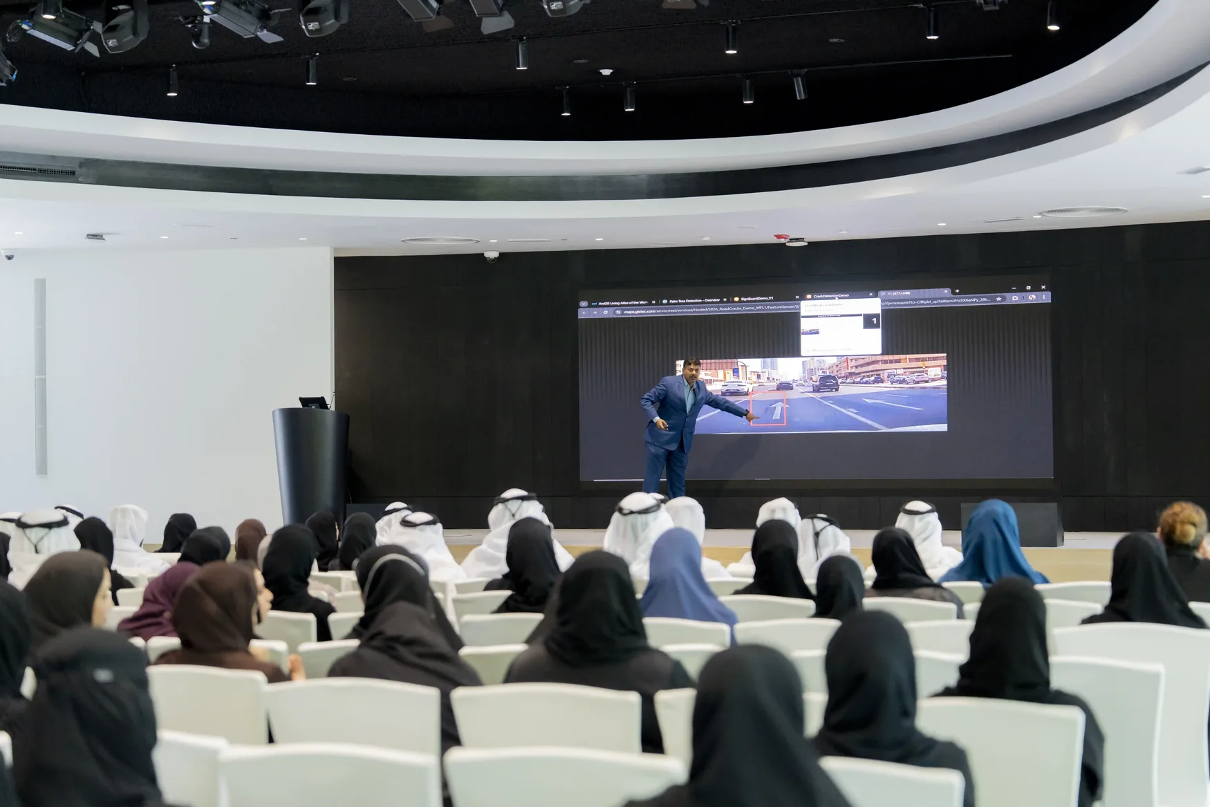 ملتقى الشارقة لنظم المعلومات الجغرافية